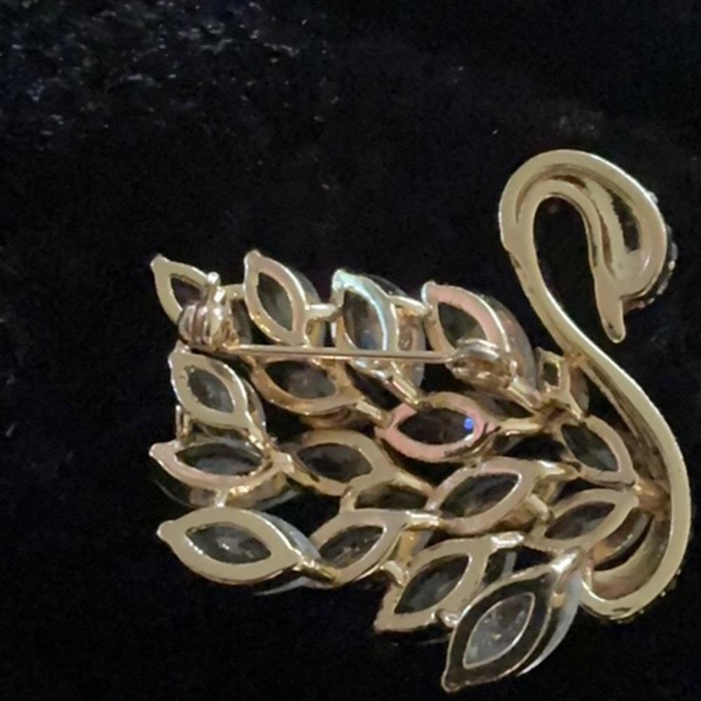 Beautiful Swan Pin. - Picture 4 of 5